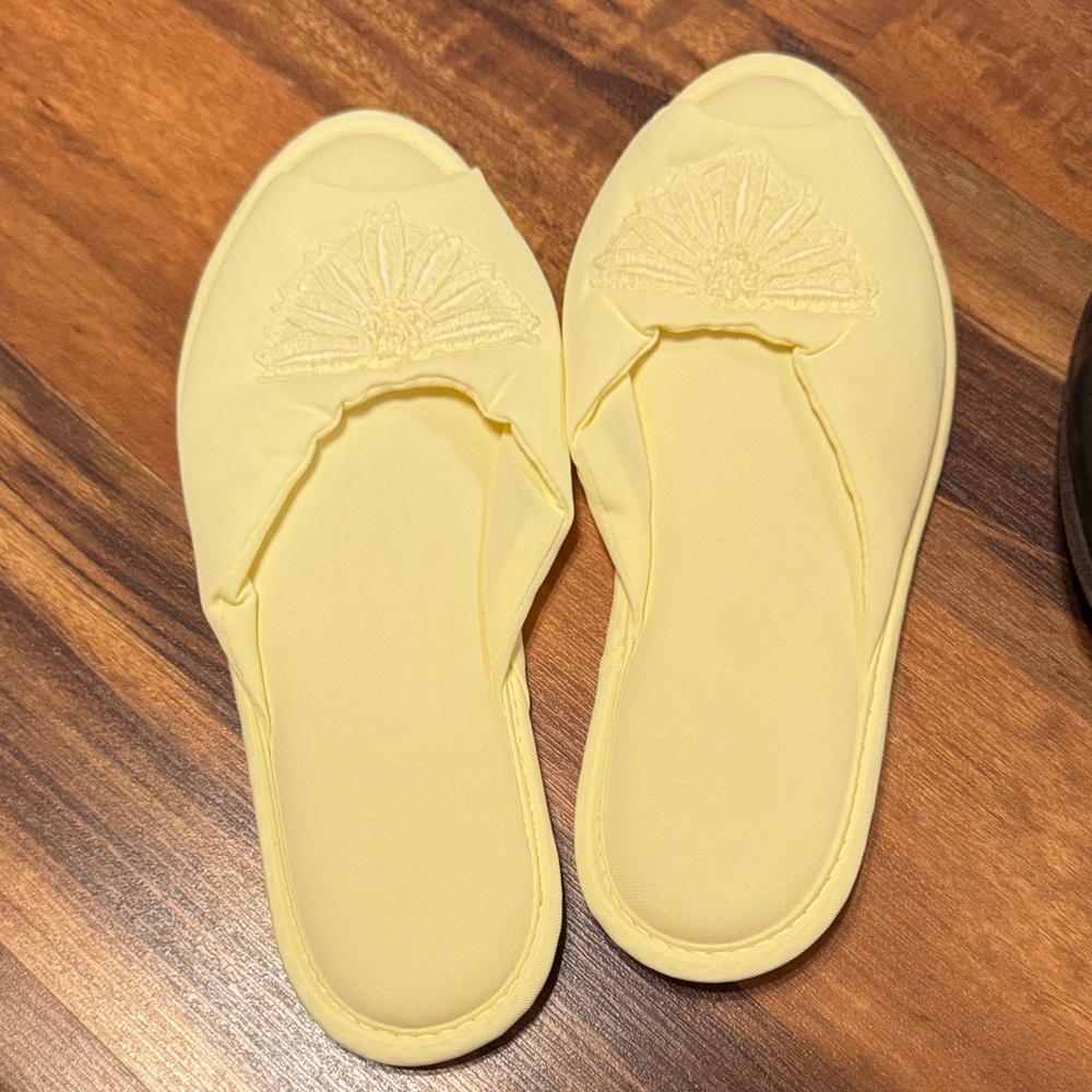 Elegant Yellow Women's Slippers sz small 5-6